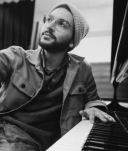 thumbnail_Benny am Klavier